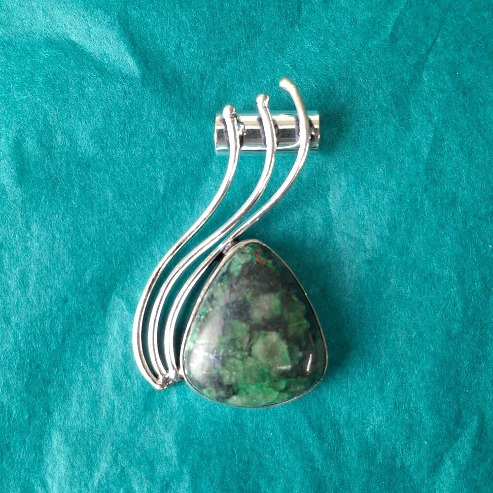 2/30$ NWOT green gemstone 925 silver pendant
